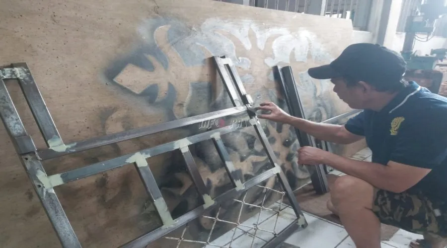 Lapas Ambon kembangkan program pembinaan keterampilan kerja bagi para peserta pembinaan, salah satunya pembuatan dipan dari bahan besi. (Web: Ditjenpas)