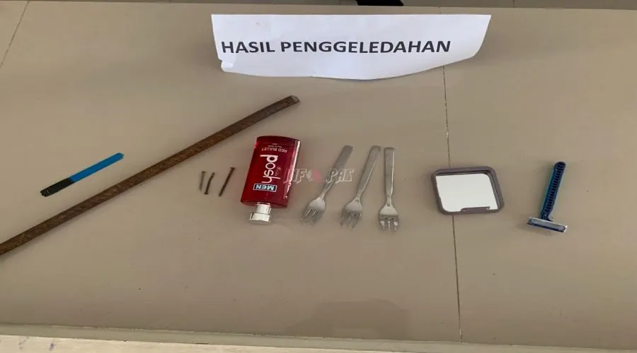 Lapas Nirbaya dan Polsek Nusakambangan gelar razia kamar hunian Warga Binaan, untuk menjaga keamanan dan mencegah barang terlarang, Rabu (20/8). (Web. Ditjenpas)