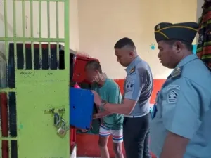 LPKA Kelas II Muara Bulian kembali melaksanakan penggeledahan kamar hunian Anak Binaan sebagai langkah pencegahan gangguan keamanan dan ketertiban, Senin (25/8). (Web. Ditjenpas)