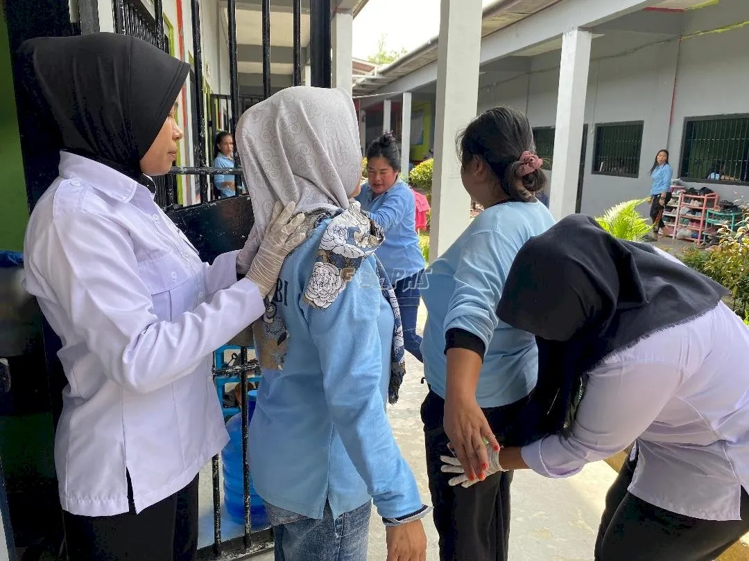 Lapas Perempuan Kelas IIB Jambi melaksanakan penggeledahan rutin di blok hunian Warga Binaan, Rabu (27/8). (Web: Ditjenpas)