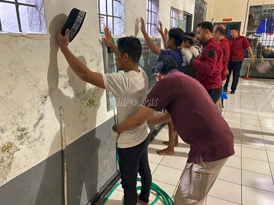 Kanwil Ditjenpas Kalsel gelar razia dan tes urine di Rutan Barabai, Kamis (21/8) malam, untuk menjaga keamanan dan mendukung pembinaan. (Web. Ditjenpas)