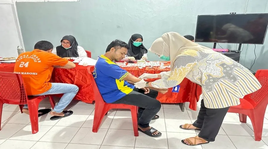 Rutan Masohi bekerja sama dengan Puskesmas Letwaru gelar skrining HIV dan Sifilis untuk 16 Warga Binaan, Kamis (21/8). (Web Ditjenpas)