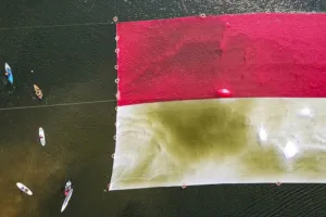Pembentangan bendera merah putih berukuran 45 x 45 meter di Danau Situ Gintung, Ciputat, Tangerang Selatan (Tangsel), Minggu (17/8/2025). (Dok.Istimewa)