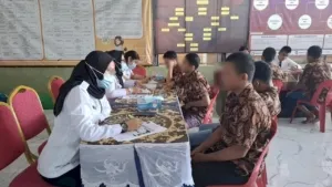 LPKA Kelas I Medan melaksanakan skrining Tuberkulosis (TBC) bagi seluruh Anak Binaan. Kegiatan ini di gelar di halaman Klinik LPKA Medan pada Selasa (26/8) sebagai langkah deteksi dini. (Web. Ditjenpas)