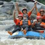 Rasakan sensasi rafting aman di Sungai Elo, Magelang! Cocok untuk pemula dengan jeram kelas II-III, pemandangan indah, dan fasilitas lengkap. (Dok. Istimewa)