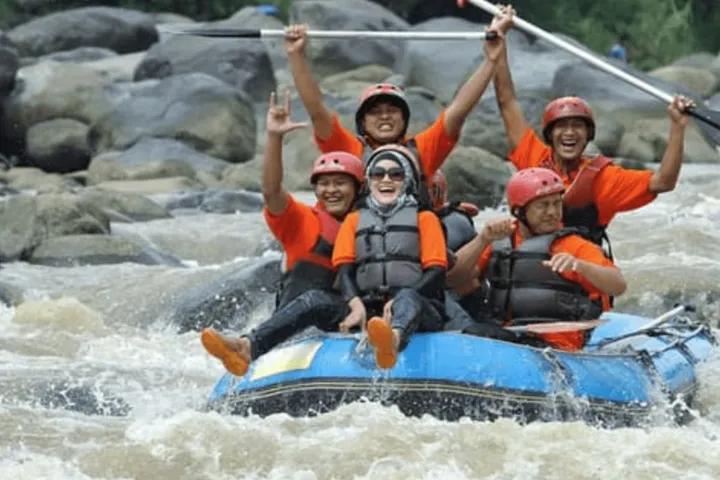 Rasakan sensasi rafting aman di Sungai Elo, Magelang! Cocok untuk pemula dengan jeram kelas II-III, pemandangan indah, dan fasilitas lengkap. (Dok. Istimewa)