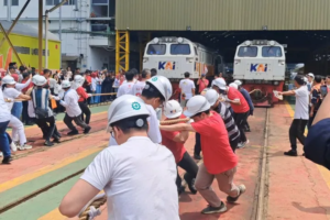 Memperingati HUT ke-80 RI, KAI Daop 2 Bandung gelar lomba Tarik Lokomotif di Depo Bandung pada 21 Agustus 2025. (Dok. Daop 2 Bandung)