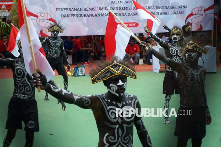 Warga binaan Lapas kelas II B Sorong menari di dalam Lapas Kota Sorong, Papua Barat Daya, Ahad (17/8/2025). Dari total 543 warga binaan di Lembaga Pemasyarakatan (Lapas) Sorong, Pemerintah Indonesia memberikan remisi kepada 376 warga binaan, 20 diantaranya bebas pada tanggal 17 Agustus 2025. (Olha Mulalinda)