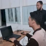 Warga Binaan Lapas Muara Sabak, AG (25), mengikuti ujian ANBK Kejar Paket B dengan tertib di bawah pengawasan petugas, Kamis (28/8). (Web: Ditjenpas)