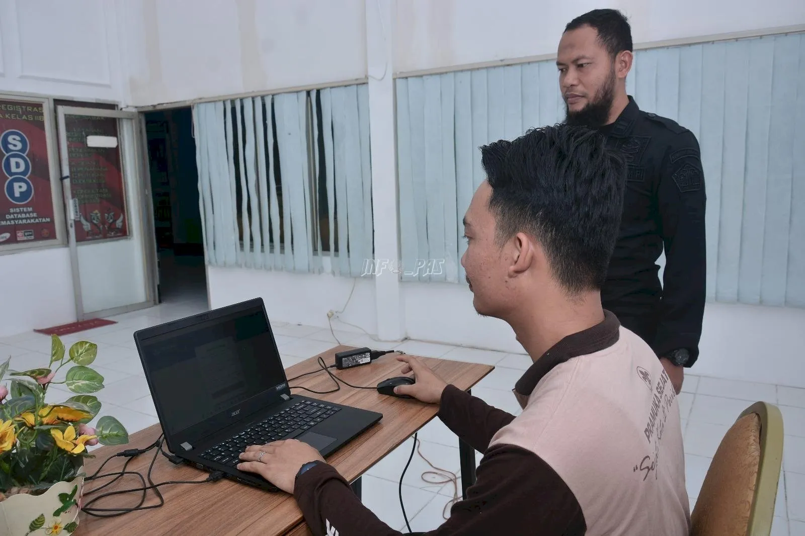 Warga Binaan Lapas Muara Sabak, AG (25), mengikuti ujian ANBK Kejar Paket B dengan tertib di bawah pengawasan petugas, Kamis (28/8). (Web: Ditjenpas)