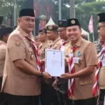 KALAPAS Cibinong Wisnu Hani Putranto terima lencana Panca Warsa I pada peringatan Hari Pramuka ke-64 di Bogor, 21 Agustus 2025. (Humas Lapas Cibinong)