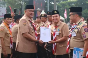 KALAPAS Cibinong Wisnu Hani Putranto terima lencana Panca Warsa I pada peringatan Hari Pramuka ke-64 di Bogor, 21 Agustus 2025. (Humas Lapas Cibinong)