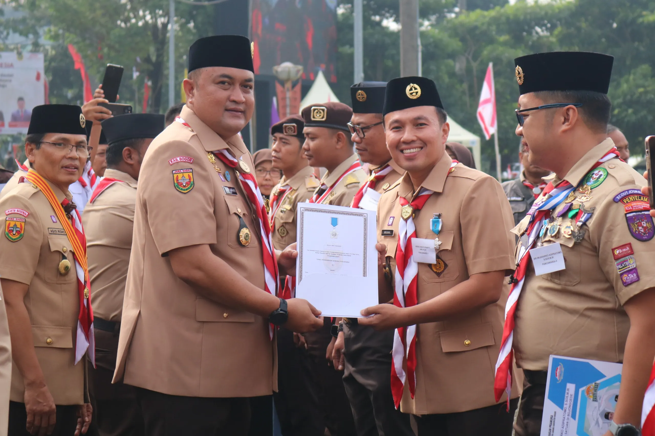 KALAPAS Cibinong Wisnu Hani Putranto terima lencana Panca Warsa I pada peringatan Hari Pramuka ke-64 di Bogor, 21 Agustus 2025. (Humas Lapas Cibinong)
