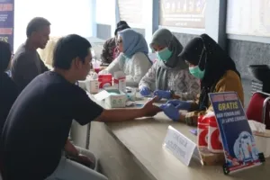 Lapas Kelas IIA Cibinong gelar layanan kesehatan gratis bagi pengunjung warga binaan dalam rangka HUT ke-80 Kemerdekaan RI, Sabtu, 23 Agustus 2025. (Humas Lapas Cibinong)