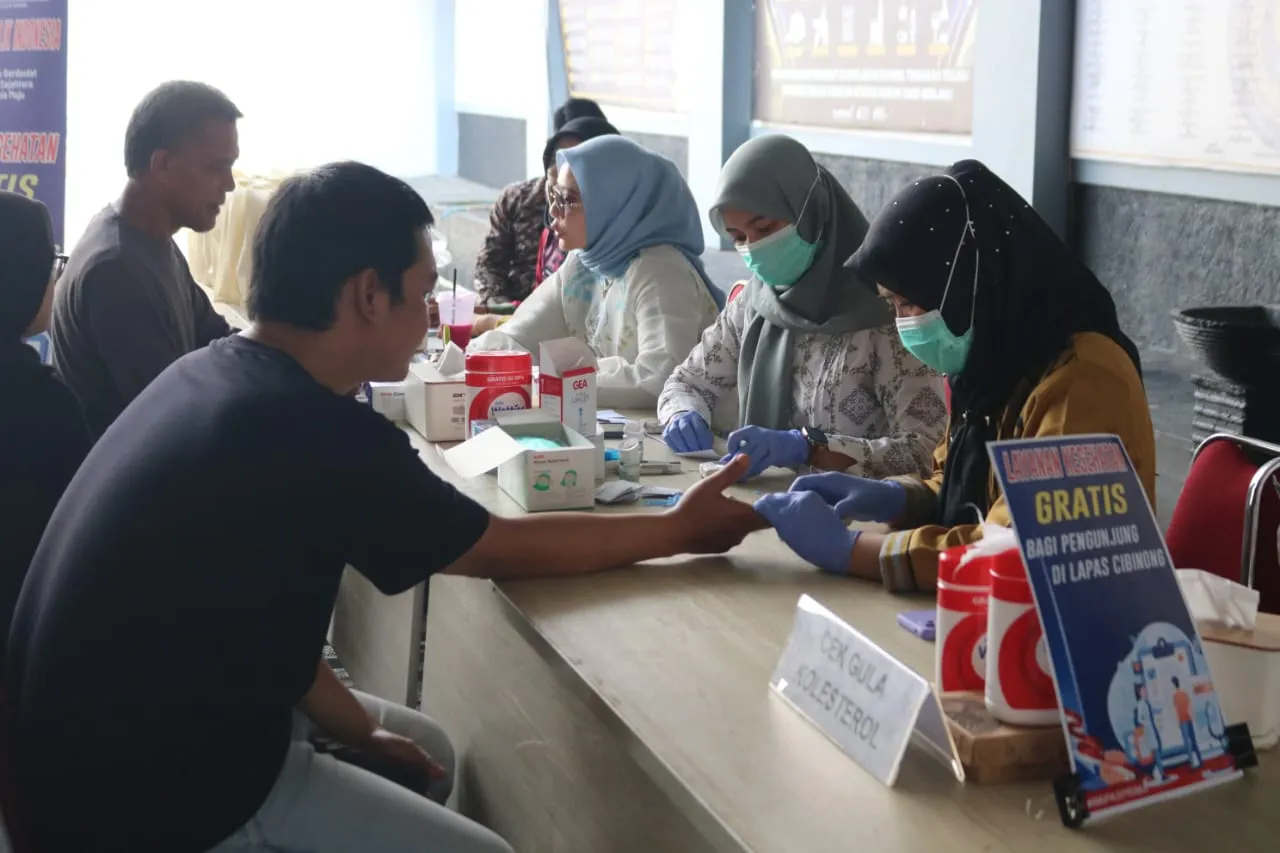 Lapas Kelas IIA Cibinong gelar layanan kesehatan gratis bagi pengunjung warga binaan dalam rangka HUT ke-80 Kemerdekaan RI, Sabtu, 23 Agustus 2025. (Humas Lapas Cibinong)