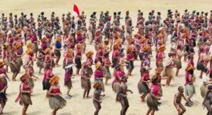 Tarian yang ditampilkan dalam pembukaan Festival Budaya Lembah Baliem (FBLB) ke-33 resmi dibuka pada Kamis (7/8/2025) di Kabupaten Jayawijaya, Provinsi Papua Pegunungan. (Dok.Istimewa)