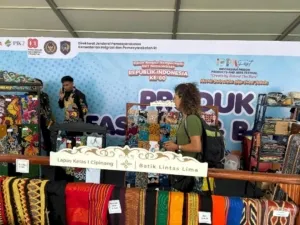 Batik dengan motif unik, aroma kopi yang menggoda, dan miniatur kapal pinisi yang detail menjadi magnet tersendiri di stan Lapas Kelas I Cipinang di IPPAFest 2025. (Web_Ditjenpas)
