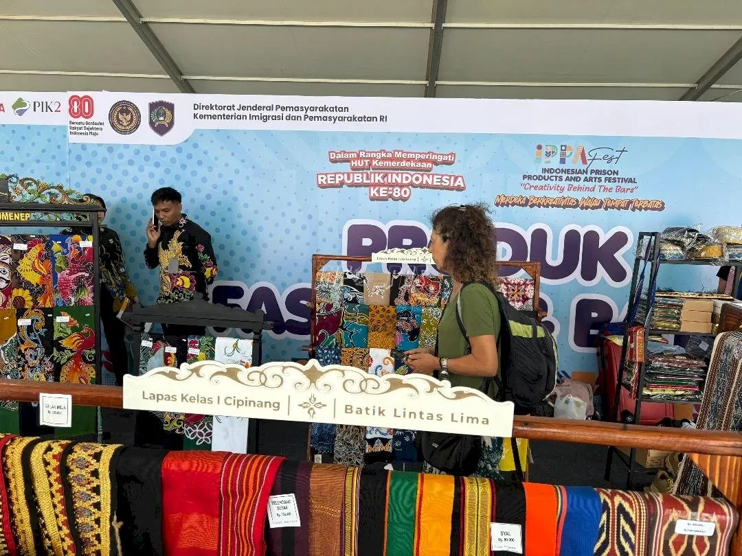 Batik dengan motif unik, aroma kopi yang menggoda, dan miniatur kapal pinisi yang detail menjadi magnet tersendiri di stan Lapas Kelas I Cipinang di IPPAFest 2025. (Web_Ditjenpas)