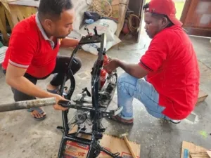 Lapas Kelas IIB Tual melakukan program pelatihan keterampilan otomotif di bengkel motor, yang di gelar di ruang Bimbingan Kerja (Bimker), Senin (4/8). (Web.Ditjenpas)