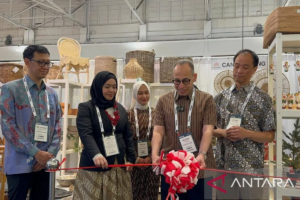 Duta Besar Indonesia untuk Kanada, Muhsin Syihab (kedua dari kanan) saat membuka stan Indonesia di Toronto Market Week 2025 yang berlangsung di The International Centre, Mississauga, Ontario, Kanada.  (Dok Istimewa)