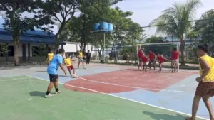 LPKA Kelas I Medan menggelar program latihan futsal bekerja sama dengan Yayasan Inspire Football Club (FC), Rabu (6/8), di lapangan olahraga LPKA Medan. (Web_Ditjenpas)
