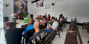 Suasana khidmat menyelimuti ruang ibadah gereja Lapas Kelas III Saparua saat Warga Binaan bersama petugas mengikuti ibadah yang telah menjadi agenda pembinaan rohani, Sabtu (9/8). (Web.Ditjenpas)