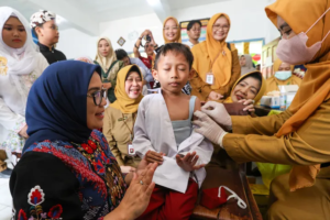 Salah satu siswa SD menerima imunisasi (Dok Istimewa)