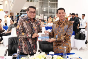 Menparekraf RI, Teuku Riefky Harsya saat membekali mahasiswa baru dalam kegiatan Pengenalan Kehidupan Kampus Mahasiswa Baru (PKKMB) Institut Teknologi Sepuluh Nopember (ITS), Selasa (5/8), di Grha Sepuluh Nopember. (Dok.Istimewa)