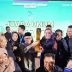 Piala Juara Umum di serahkan Wakil Mendikdasmen Atip Latipulhayat kepada Kadisdik Jatim Aries Agung Paewai di Jakarta, Kamis (31/7). (Dok. Dindik Jatim)