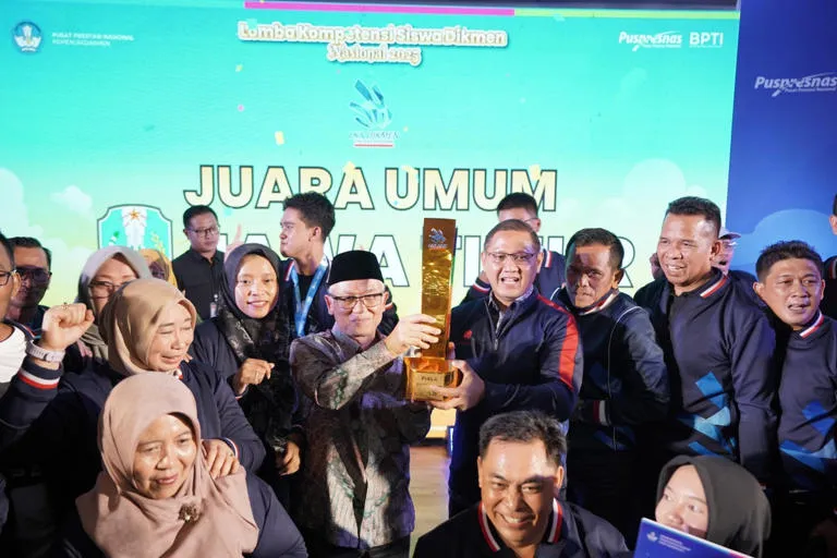 Piala Juara Umum di serahkan Wakil Mendikdasmen Atip Latipulhayat kepada Kadisdik Jatim Aries Agung Paewai di Jakarta, Kamis (31/7). (Dok. Dindik Jatim)