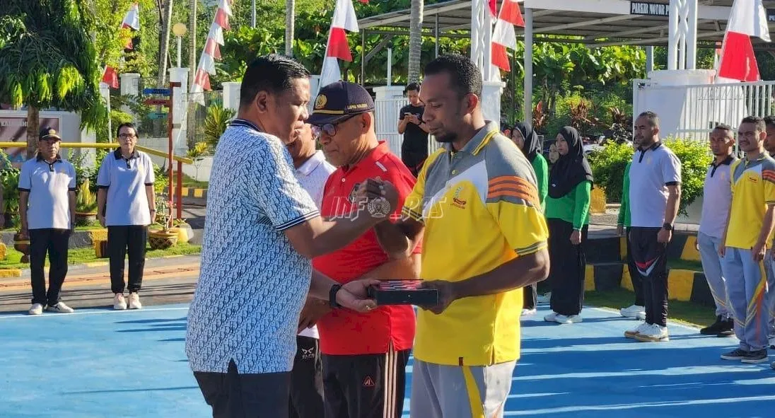 Lapas Kelas IIB Kalabahi menggelar upacara pembukaan Pekan Olahraga di Lapangan Upacara Lapas, Jumat (1/8). (Web. Ditjenpas)