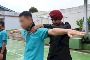 LPKA Kelas II Ambon kembali melaksanakan penggeledahan rutin sebagai langkah preventif gangguan keamanan dan ketertiban (kamtib) di lingkungan LPKA, Kamis (7/8). (Web_Ditjenpas)