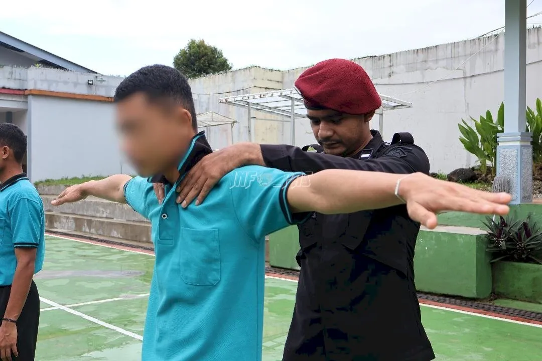 LPKA Kelas II Ambon kembali melaksanakan penggeledahan rutin sebagai langkah preventif gangguan keamanan dan ketertiban (kamtib) di lingkungan LPKA, Kamis (7/8). (Web_Ditjenpas)