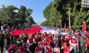 Barisan prajurit TNI yang berdiri tegap di titik awal Kirab 1 Dekade Festival Merah Putih, Minggu (10/8/2025). (Dok.Hera/Agus)