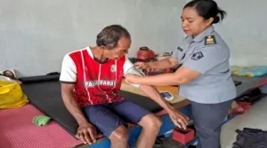 Kanwil Kemenkumham Maluku dan Lapas Kelas III Saparua gelar pengecekan kesehatan rutin untuk Warga Binaan lanjut usia, fokus pada tekanan darah dan konsultasi, Senin (11/08). (Dok. Istimewa)