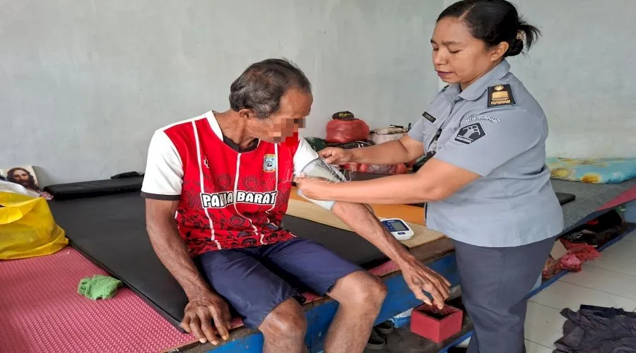 Kanwil Kemenkumham Maluku dan Lapas Kelas III Saparua gelar pengecekan kesehatan rutin untuk Warga Binaan lanjut usia, fokus pada tekanan darah dan konsultasi, Senin (11/08). (Dok. Istimewa)
