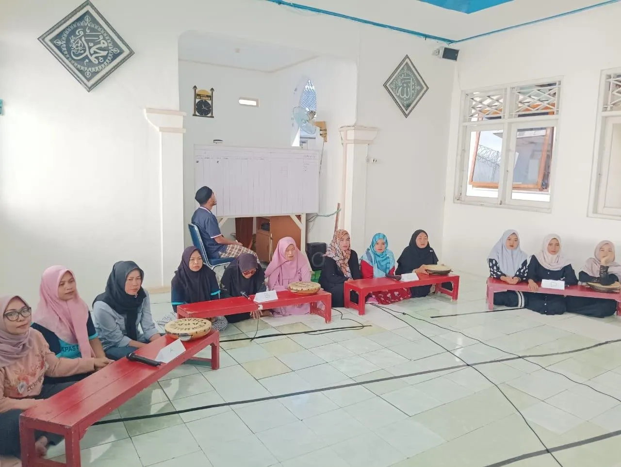 Lapas Kelas IIB Cilacap memeriahkan peringatan Hari Ulang Tahun ke-80 Republik Indonesia dengan lomba cerdas cermat pengetahuan agama Islam bagi Warga Binaan, Kamis (14/8). (Web Ditjenpas)