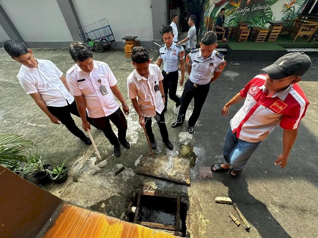 Lapas Kelas I Cipinang lakukan pemeriksaan dan pembersihan saluran air serta saluran pembuangan pada Rabu (13/8) sebagai langkah strategis dalam mencegah potensi pelarian sekaligus menjaga kebersihan lingkungan hunian Warga Binaan. (Web Ditjenpas)