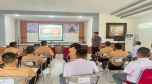 LPKA Kelas II Muara Bulian kembali gelar kegiatan pembinaan pendidikan, kali ini dengan fokus pada pelajaran Bahasa Inggris, Senin (4/8). (Web.Ditjenpas)