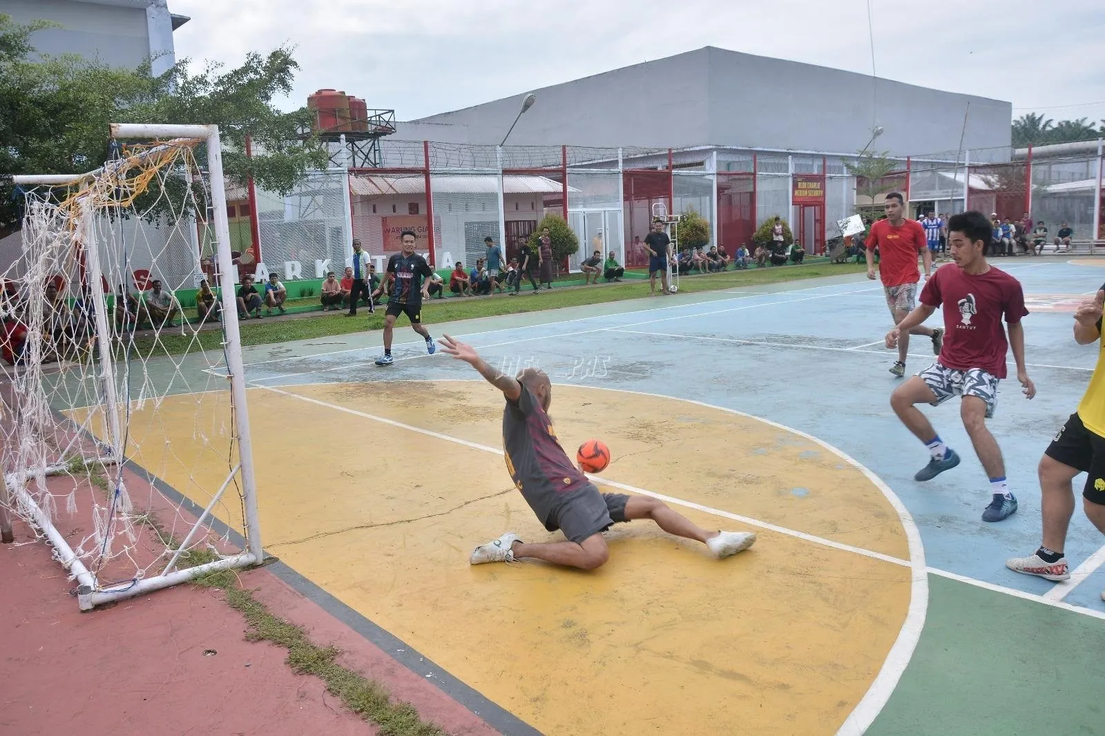 Lapas Narkotika Muara Sabak gelar pertandingan futsal meriahkan HUT ke-80 RI, diikuti antusias Warga Binaan, Kamis (14/8). (Web Ditjenpas)