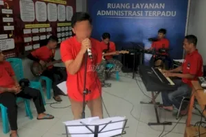 Sejumlah Warga Binaan menyalurkan ekspresi dan bakat mereka dalam kelompok band binaan Lapas, yang rutin berlatih dan tampil dalam berbagai kegiatan Lapas, Jumat (1/8). (Web.Ditjenpas)