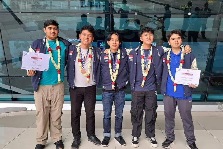 Lima siswa peraih perunggu dan honorable mention di International Physics Olympiad (IPhO) ke-55. (Dok.Kemendikdasmen)
