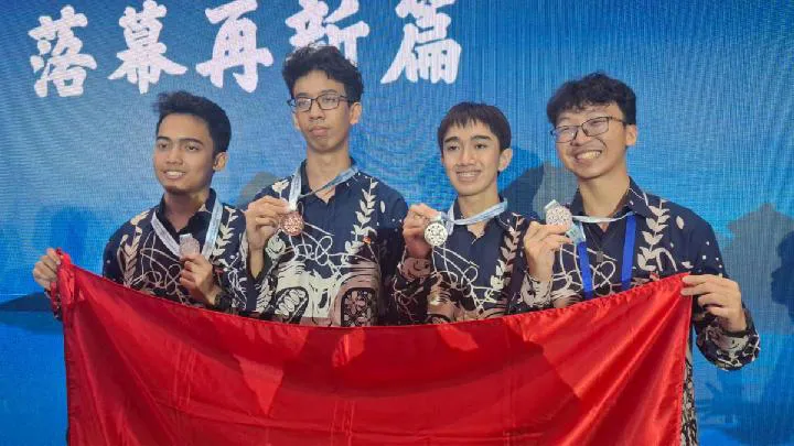 4 pelajar Indonesia berhasil meraih 3 medali perak dan 1 medali perunggu pada ajang Olimpiade AI yang berlangsung di Beijing, Cina 2-9 Agustus 2025. (Dok.Istimewa)