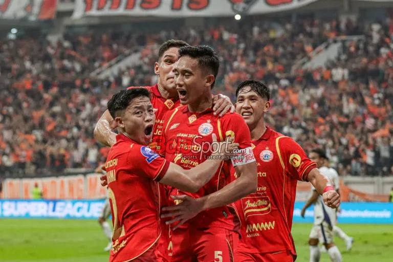 Rizky Ridho (tengah) sedang melakukan selebrasi seusai mencetak gol dalam laga pekan pertama Super League 2025/2026 antara Persija Jakarta versus Persita Tangerang di Jakarta International Stadium (JIS), Jakarta Utara, Minggu (10/8/2025) malam. (Dok.MUHAMMAD ALIF AZIZ MARDIANSYAH)