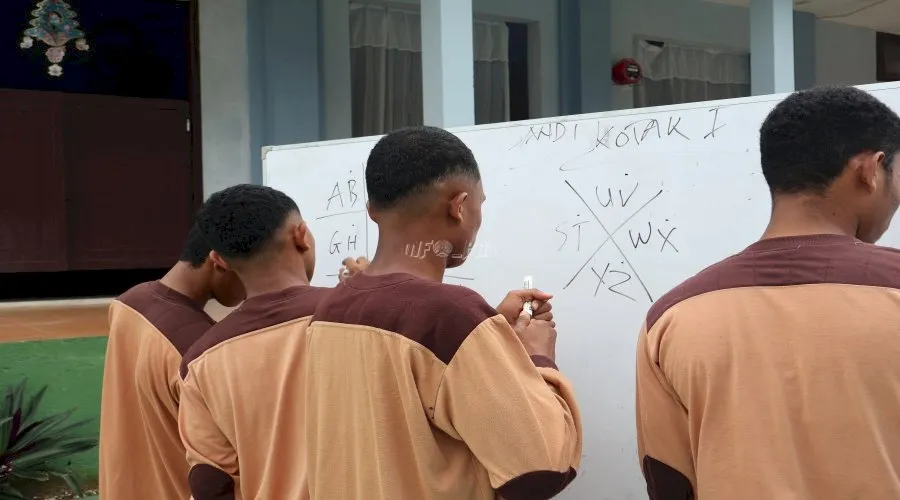 Anak Binaan LPKA Kelas II Ambon mengikuti pelatihan dasar Pramuka meliputi pembuatan tenda, tali-temali, dan pembacaan sandi, Selasa (12/8). (Web Ditjenpas)