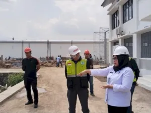 Kabag TUM Kanwil Ditjenpas Jateng meninjau pembangunan Rutan Surakarta di Karanganyar untuk memastikan progres sesuai rencana, kualitas, dan waktu. (Web Ditjenpas)