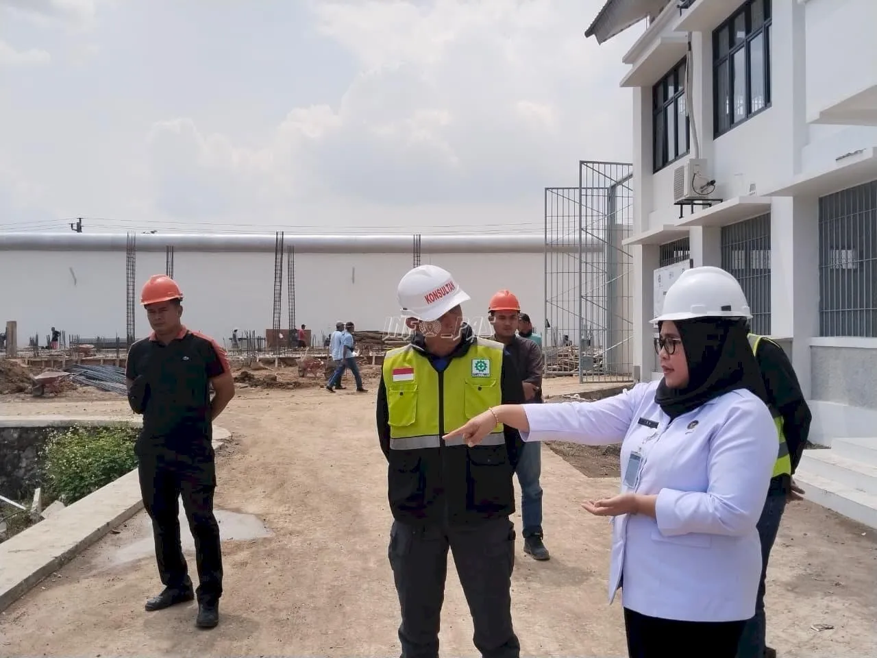 Kabag TUM Kanwil Ditjenpas Jateng meninjau pembangunan Rutan Surakarta di Karanganyar untuk memastikan progres sesuai rencana, kualitas, dan waktu. (Web Ditjenpas)