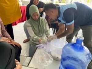 Rutan Kelas IIB Sinjai bekerja sama dengan Universitas Muhammadiyah Bone dalam kegiatan pelatihan pembuatan minyak goreng dari santan kelapa, Kamis (7/8). (Web_Ditjenpas)
