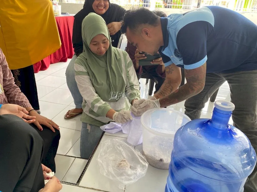 Rutan Kelas IIB Sinjai bekerja sama dengan Universitas Muhammadiyah Bone dalam kegiatan pelatihan pembuatan minyak goreng dari santan kelapa, Kamis (7/8). (Web_Ditjenpas)