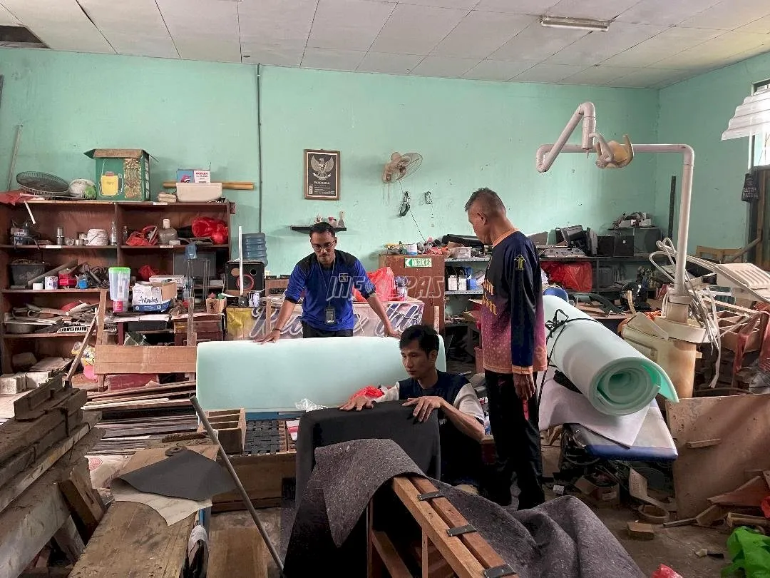 Rutan Kelas IIA Ambon berhasil menciptakan produk kreatif berupa sofa dan lampu hias dari bahan limbah, sebagai bagian dari pembinaan keterampilan dan kepedulian lingkungan, Jumat (8/8). (Web_Ditjenpas)